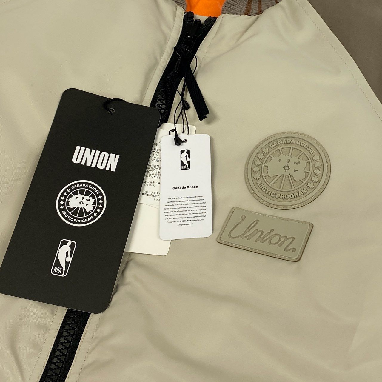 69k7 《未使用》定価¥176,000 CANADA GOOSE カナダグース × NBA リバーシブル Bullard Bomber Jacket ボンバージャケット 1082UCG S ベージュ ダウンジャケット タグ付t18r