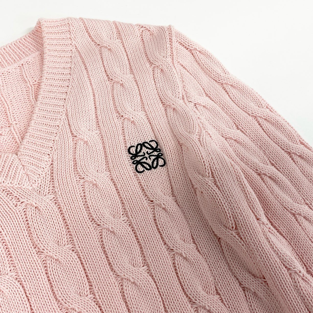84e30 《未使用保管品》 タグ付 LOEWE ロエベ アナグラム ロゴ刺繍 Vネック ニット セーター S359Y14KFG XSサイズ ピンク コットン
