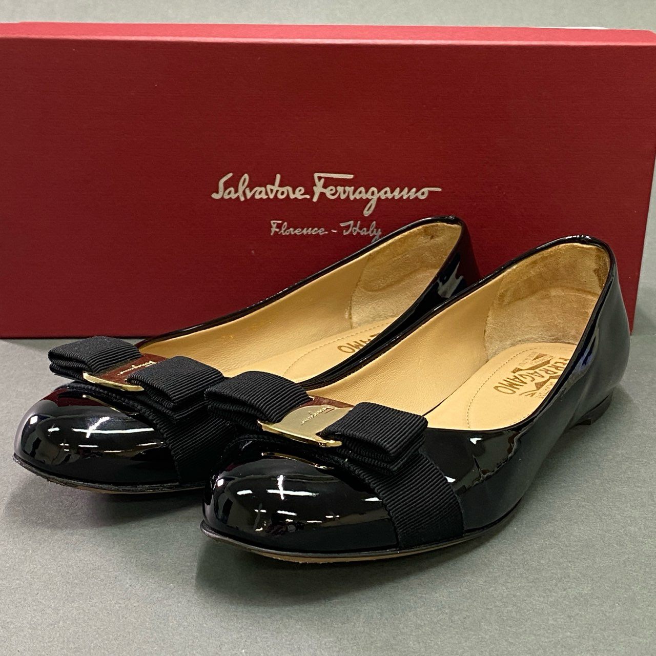 11c19 Salvatore Ferragamo サルヴァトーレ フェラガモ VARINA VARA ヴァラリボン フラットシューズ 7 1/2 ブラック パテントレザー エナメル バレエシューズ イタリア製