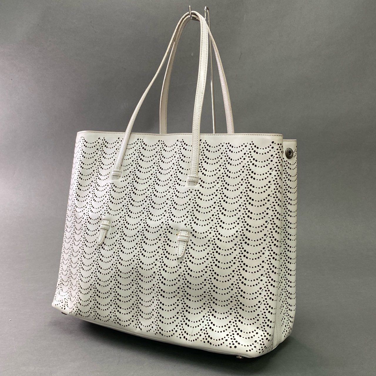 Cb10 ALAIA アライア トートバッグ 肩掛け パンチングレザー leather カーフスキン ポーチ付◎ 保存袋付属 ホワイト 本革