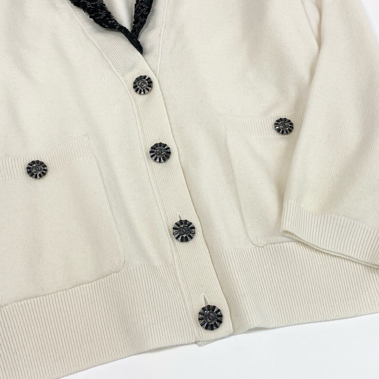 46e9 【極美品】CHANEL シャネル 2023C クルーズライン スパンコール カシミヤニットジャケット ココマーク ラインストーン P74171K10644 サイズ38 ホワイト レディース