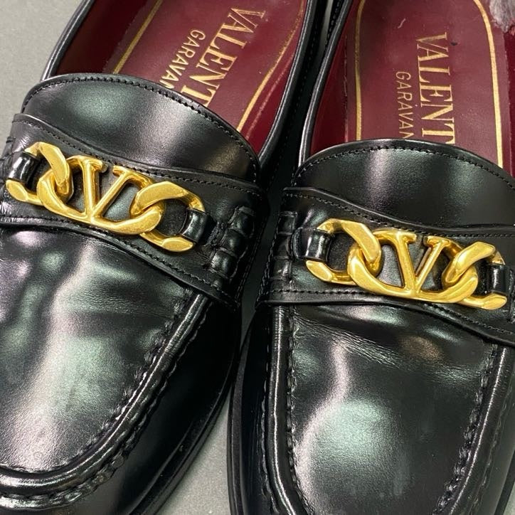 3l22 VALENTINO GARAVANI ヴァレンティノ ガラヴァーニ Vロゴ ゴールドチェーン ローファー 35 1/2 ブラック レザー 革靴 イタリア製 シューズ
