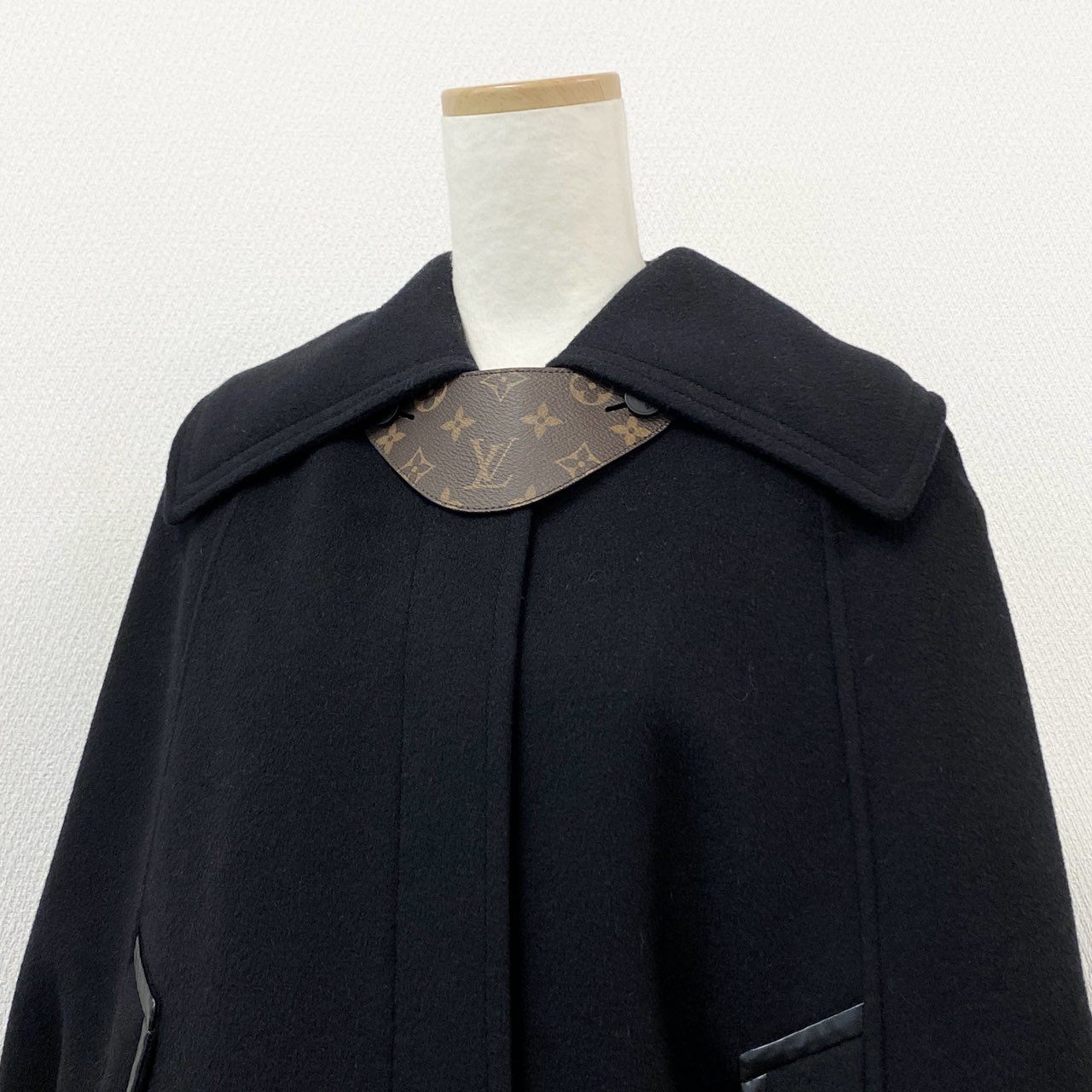 32k28 《極美品》 LOUIS VITTON ルイヴィトン 21年製 ウールポンチョ マントコート ロング 裏地 ジャイアントモノグラム イタリア製 羊革 国内正規品 38 ブラック レディース