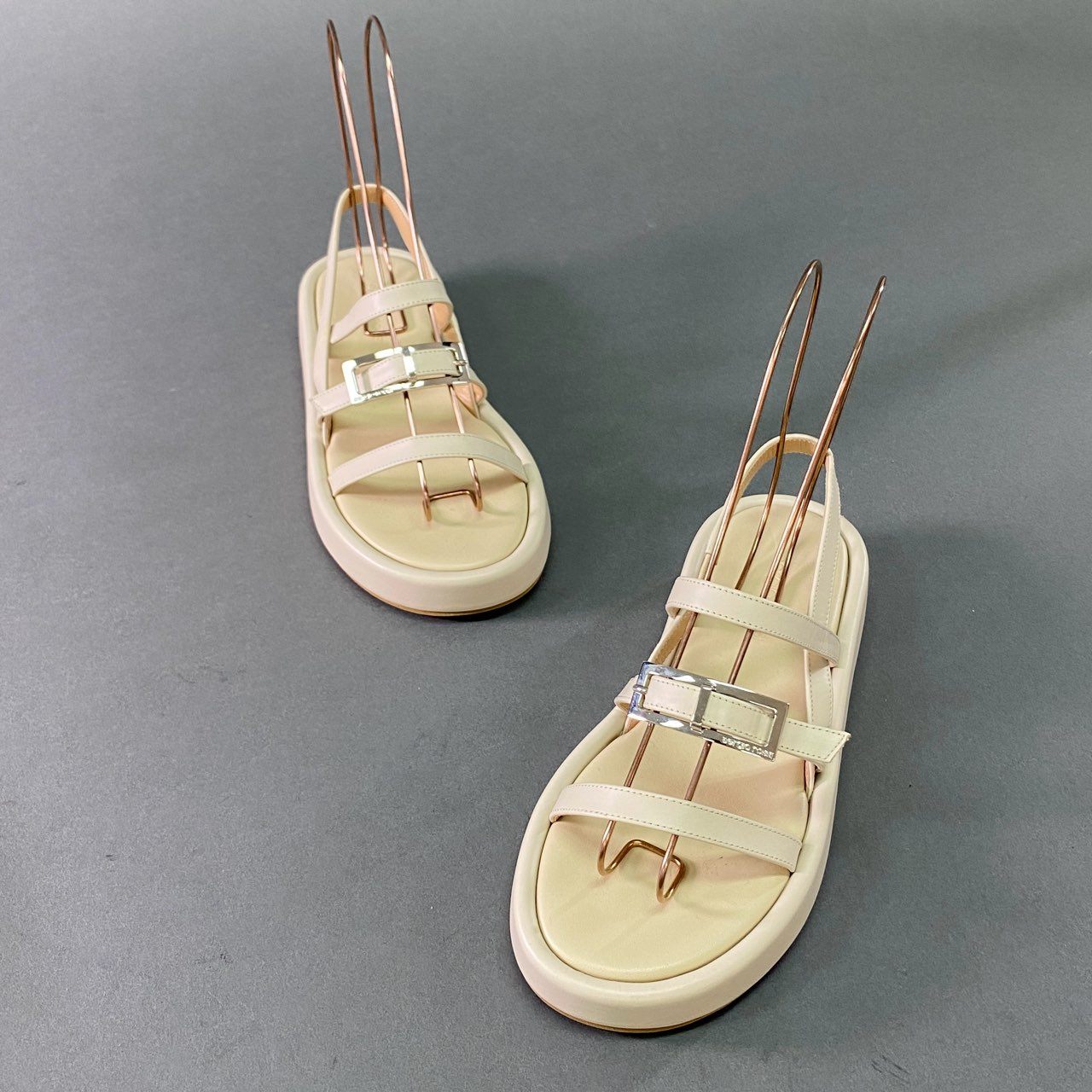 4j24 定価¥117,700 sergio rossi セルジオロッシ SR NORA メタルバックル ストラップサンダル 37 1/2 チョークホワイト レザー シューズ イタリア製