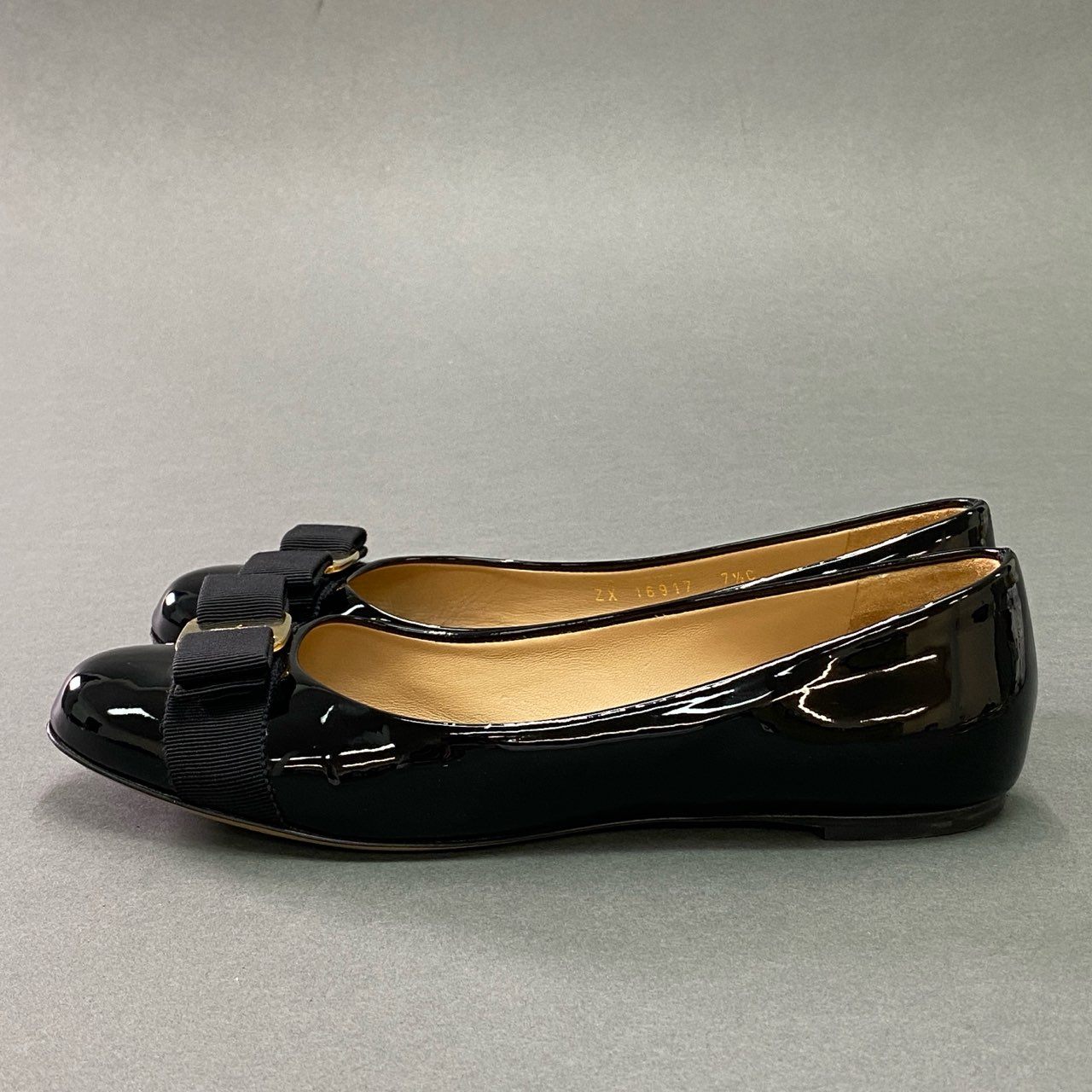 11c19 Salvatore Ferragamo サルヴァトーレ フェラガモ VARINA VARA ヴァラリボン フラットシューズ 7 1/2 ブラック パテントレザー エナメル バレエシューズ イタリア製