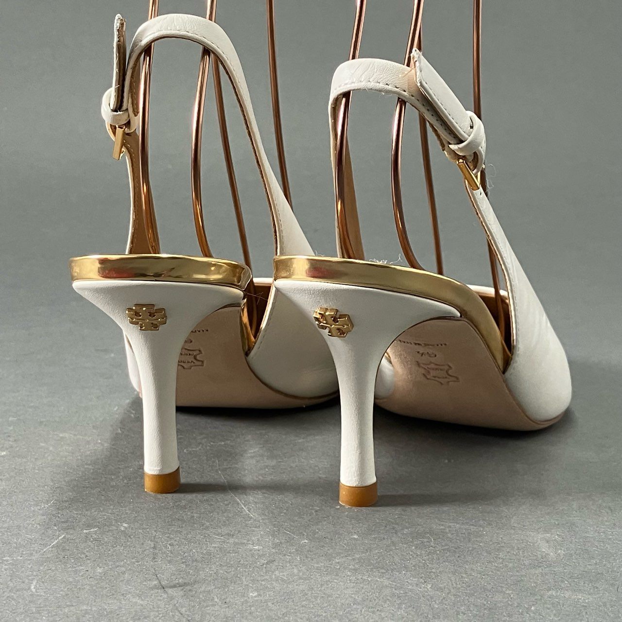 4d16 《極美品》 TORY BURCH トリーバーチ PENELOPE スリングバックパンプス 6 1/2 ホワイト レザー パテント ミュール サンダル イタリア製 箱有