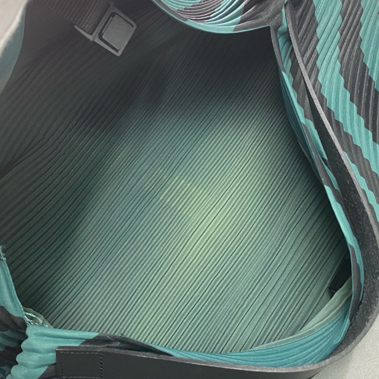 Bc10 me ISSEY MIYAKE ミーバイ イッセイミヤケ 2017SS PLEATS HAND BAG プリーツハンドバッグ ブラック グリーン レザー 牛革 カバン