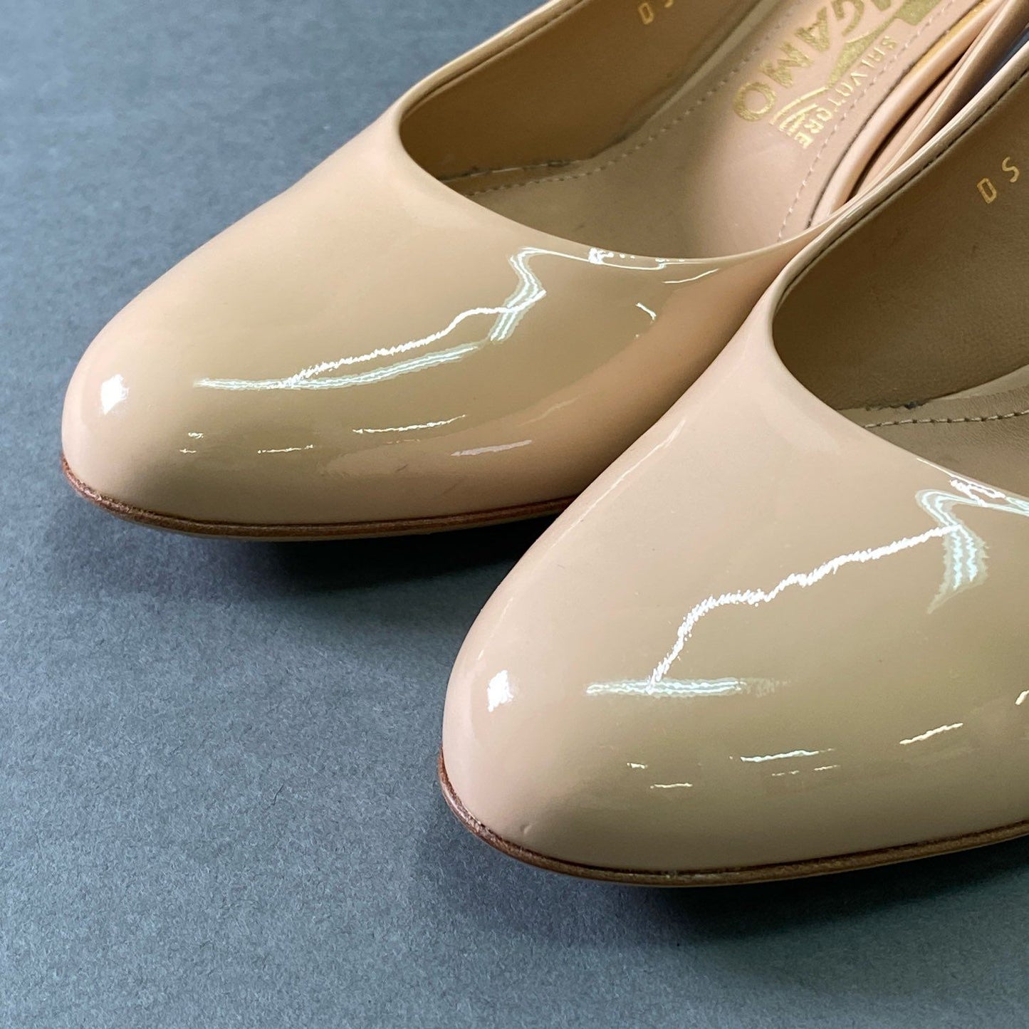 4e5 Salvatore Ferragamo サルヴァトーレ フェラガモ LEO70 パテントレザー パンプス プレーン サイズ6C ピンクベージュ レディース 女性用 靴