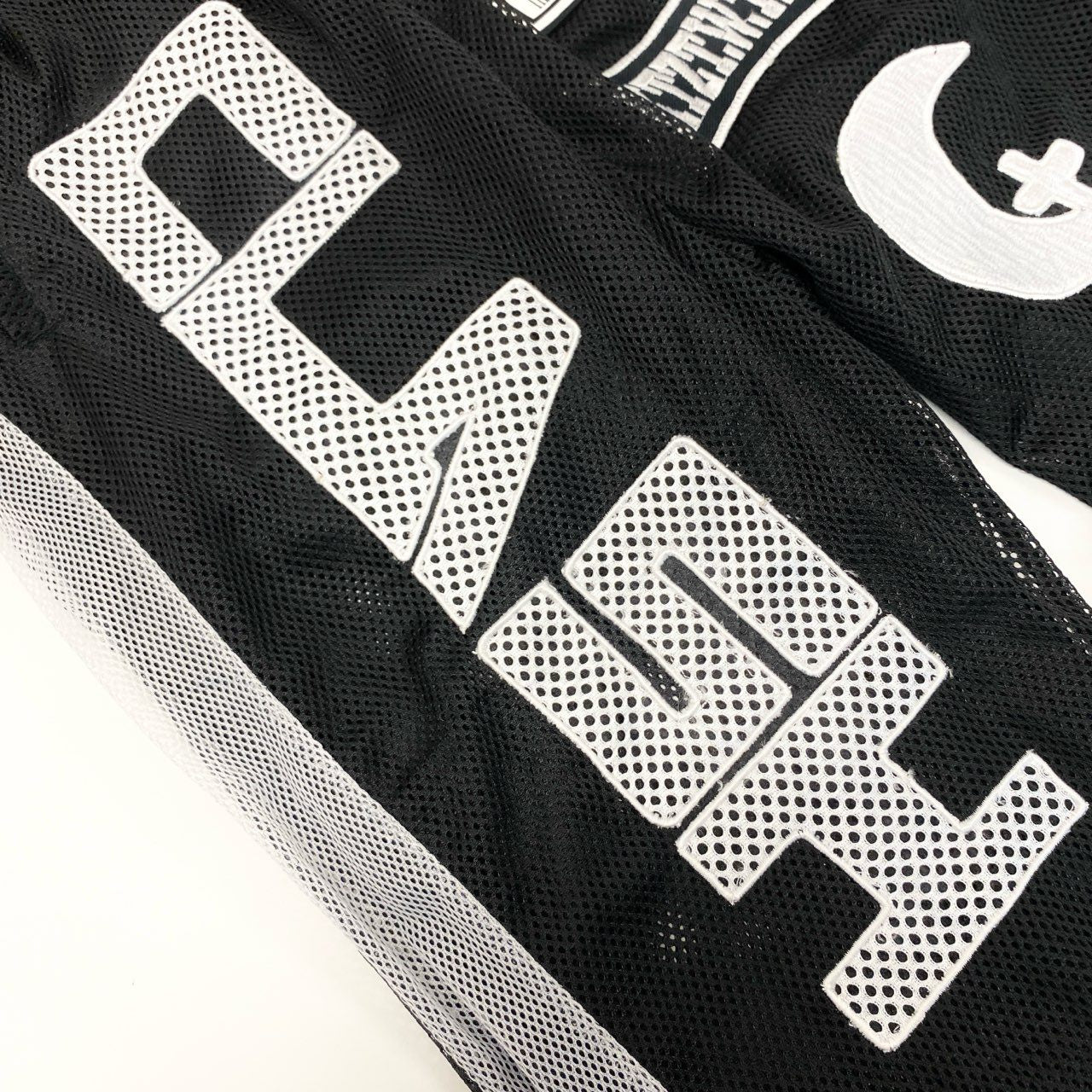 72j15 KTZ ケーティーゼット 刺繍メッシュパンツ ボトム パンツ Mサイズ ブラック ホワイト メンズu02t