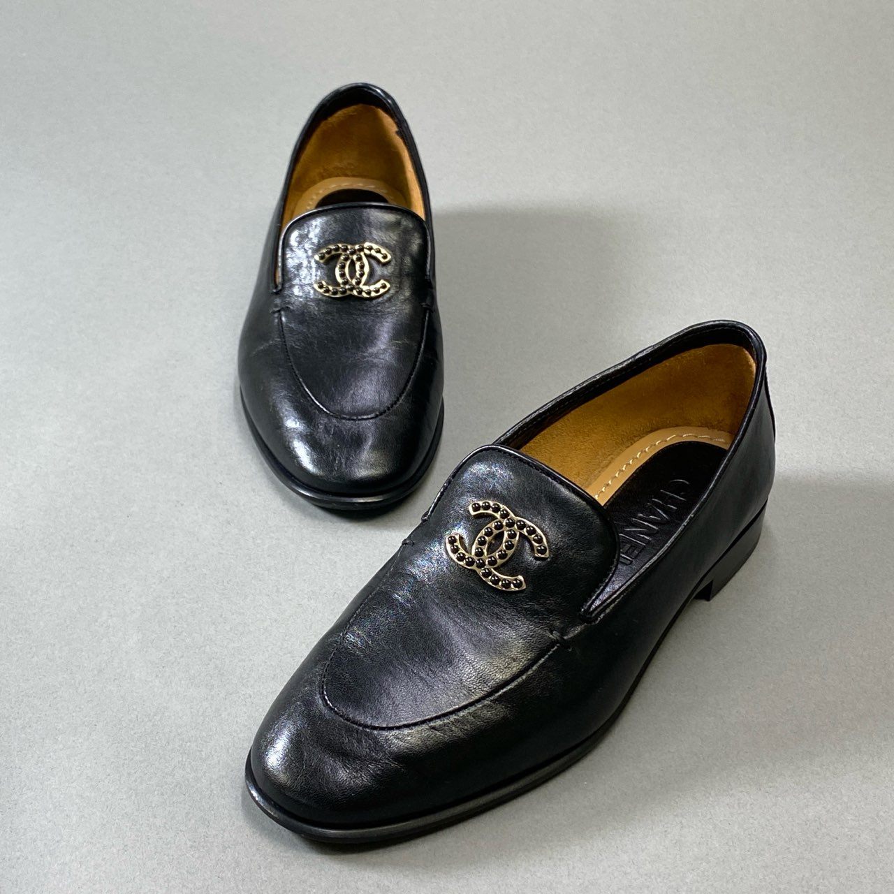5j16《美品》 CHANEL シャネル ココマーク シャイニー カーフスキン レザーシューズ ローファー 23A G45008 35.5 ブラック レザー 箱・保存袋付きu02t