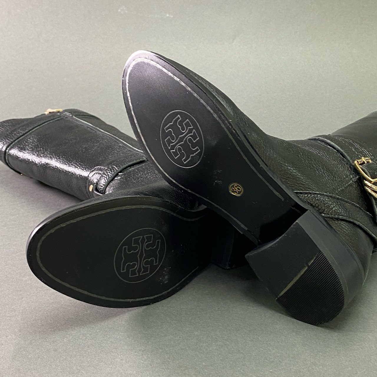 2e16 《未使用品》 TORY BURCH トリーバーチ ゴールドエンブレム レザーロングブーツ 36 ブラック Leather シューズ 保護シール付