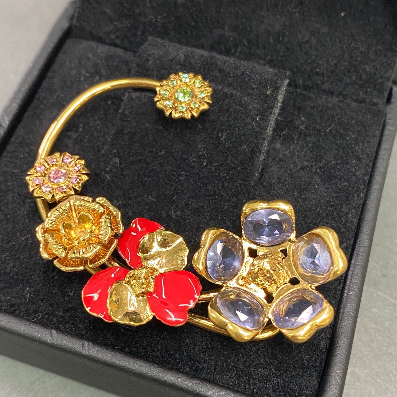 a20 VERSACE ヴェルサーチ フラワークリスタル イヤーフック イヤリング ゴールド イヤーカフ ビジュー ラインストーン アクセサリー ジュエリー