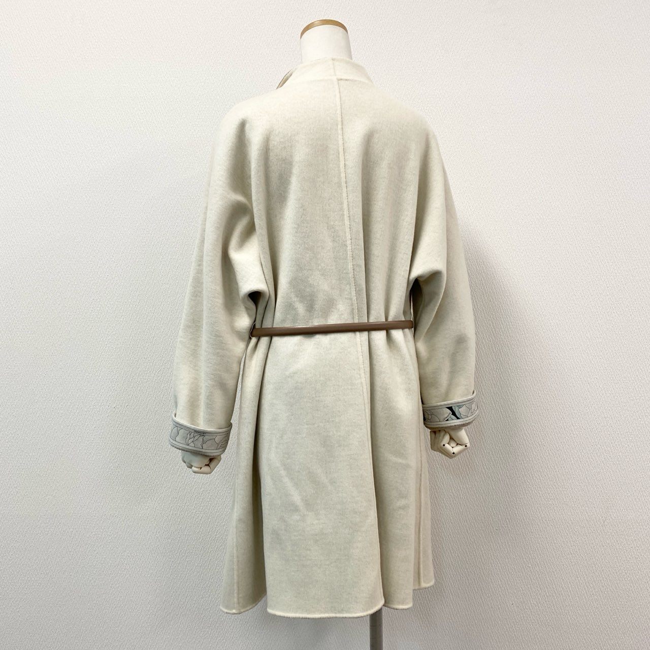 42h22《美品》 LEONARD レオナール ベルト付き リバーシブル ウールコート 0368551 38 オフホワイト ベージュ 近年モデル 美しい花柄プリント 日本製t18r