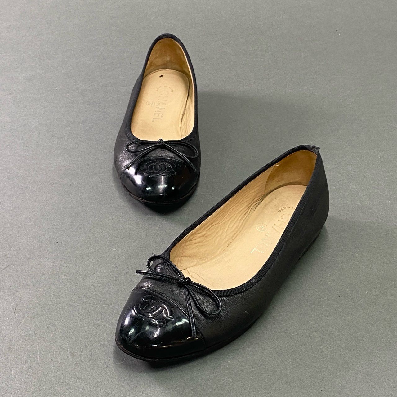 1b17 CHANEL シャネル ココマーク エナメルトゥ フラットシューズ 35 1/2 ブラック レザー イタリア製 パンプス スリッポン
