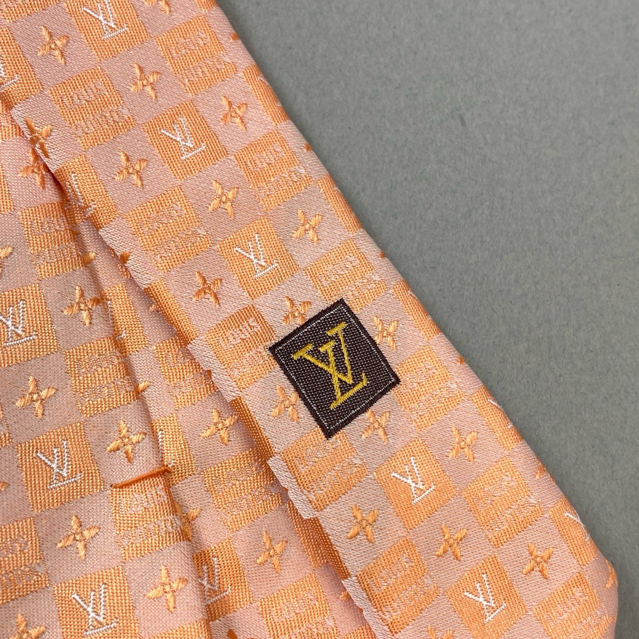 j16《極美品》LOUIS VUITTON ルイヴィトン ネクタイ シルク 絹100% フォーマル ダミエ LVロゴ ペールオレンジ メンズu02t