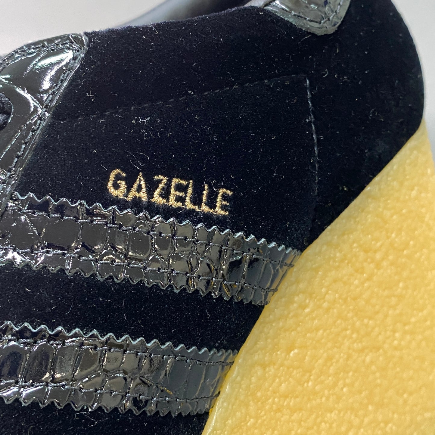 g29《未使用》 GUCCI グッチ × adidas アディダス GAZELLE ガゼル クロコダイル ウェッジソール スニーカー 725627 38 ブラック 厚底 プラットフォーム シューズt18r