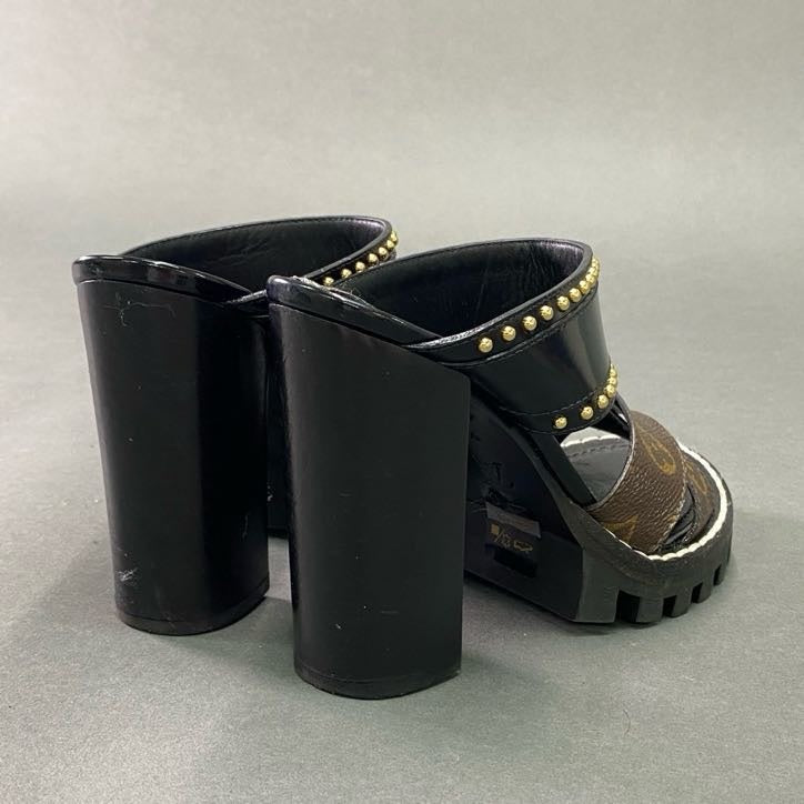4f4 LOUIS VUITTON ルイヴィトン モノグラムキャンバス スタートレイルライン チャンキーヒール ミュール サンダル シューズ スタッズ 35 12 ブラウン ブラック