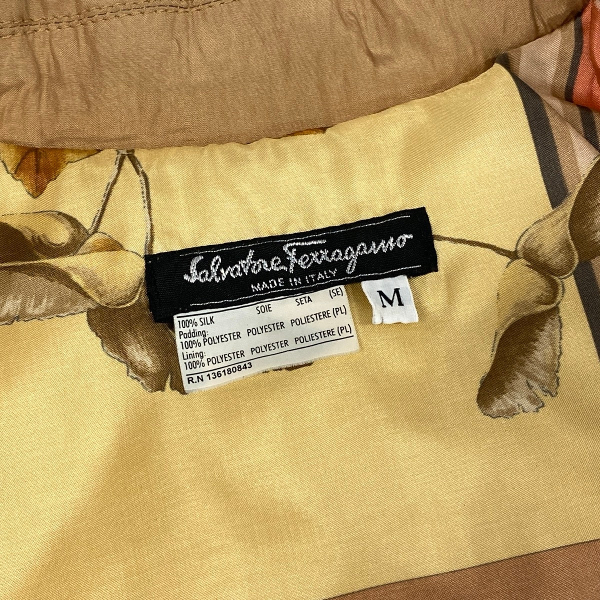 H Ee25 Salvatore Ferragamo サルヴァトーレフェラガモ キルティングコート 裏地総柄 シルク 金ボタン サイズM ベージュ レディース 女性服o07t