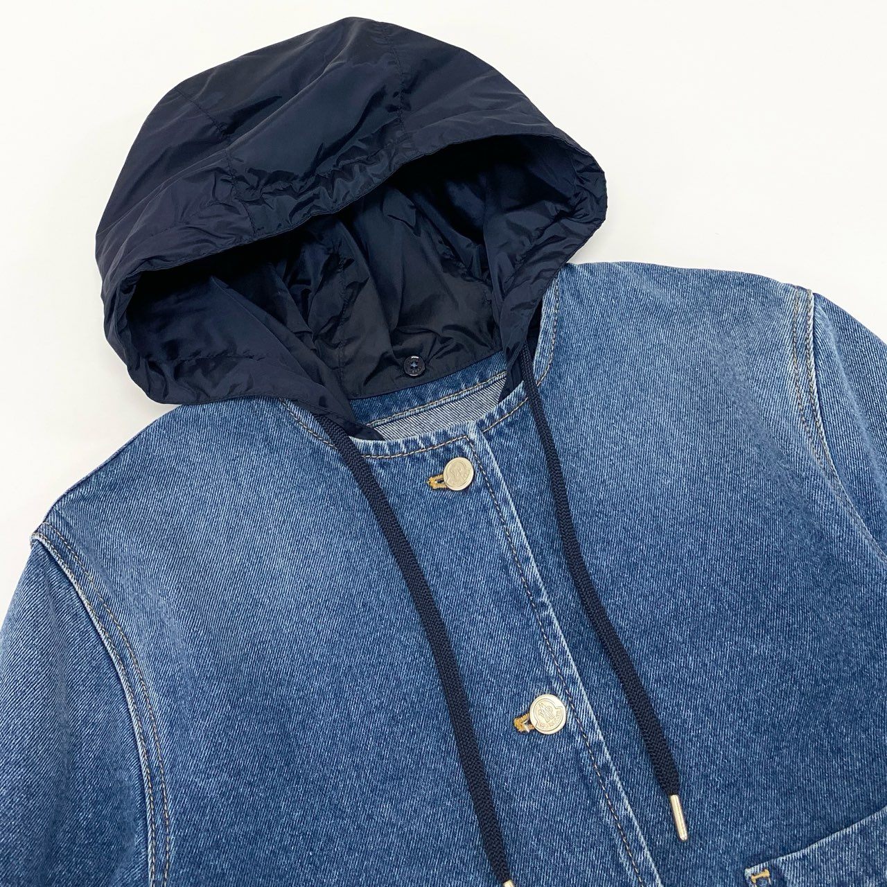53e19 MONCLER モンクレール LAMPUSA 袖ワッペン フード付き ダメージ加工 ノーカラー デニムジャケット イタリア製 J10931A00115 00 インディゴブルー