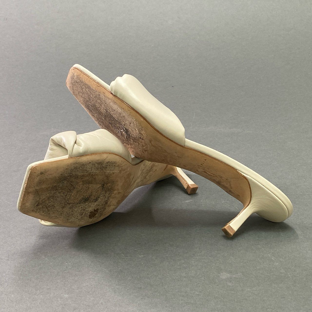 1e26 《美品》定価¥53.900 STUDIO AMELIA スタジオアメリア TWISTED FRONT SANDAL ツイステッドサンダル 23.5cm ホワイトベージュ レザー シューズ 夏