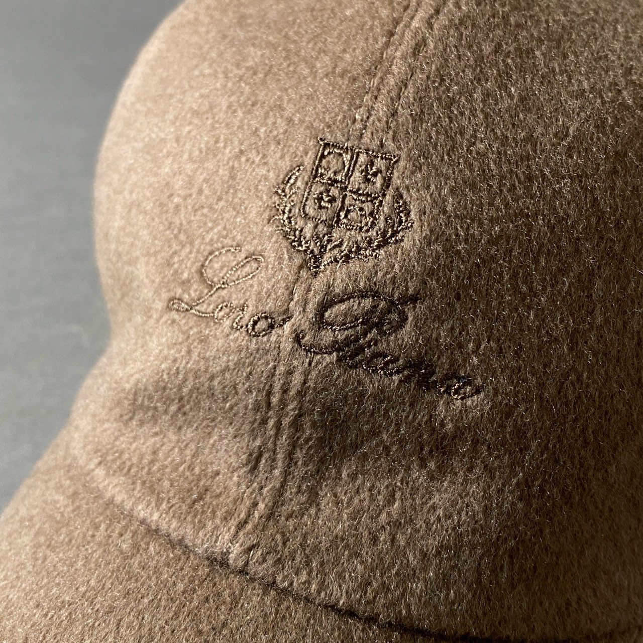 h5 Loro Piana ロロピアーナ サイズM ベージュ系 カシミヤ100% カシミヤキャップ ベースボールキャップ 帽子 レディース 女性用