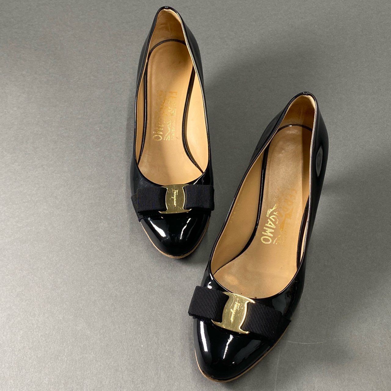 3f26 Salvatore Ferragamo サルヴァトーレフェラガモ ヴァラリボン レザーパンプス サイズ6D ブラック パテントレザー レディ-ス 女性用 靴