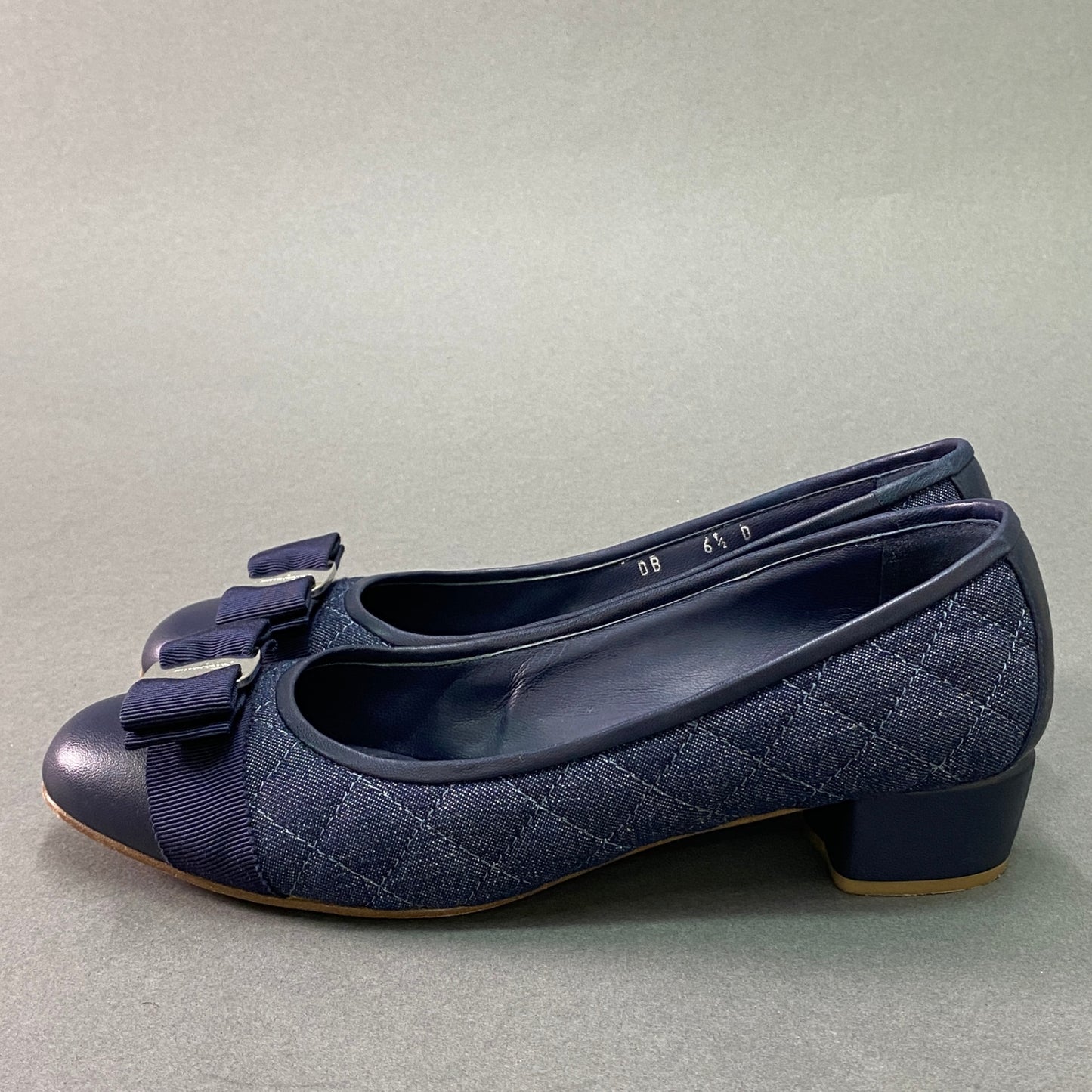 g29《美品》 Salvatore Ferragamo サルヴァトーレ フェラガモ VARA O DEN ヴァラリボン デニムパンプス 6 1/2 ネイビー ブルー シューズ 箱 保存袋有t18r