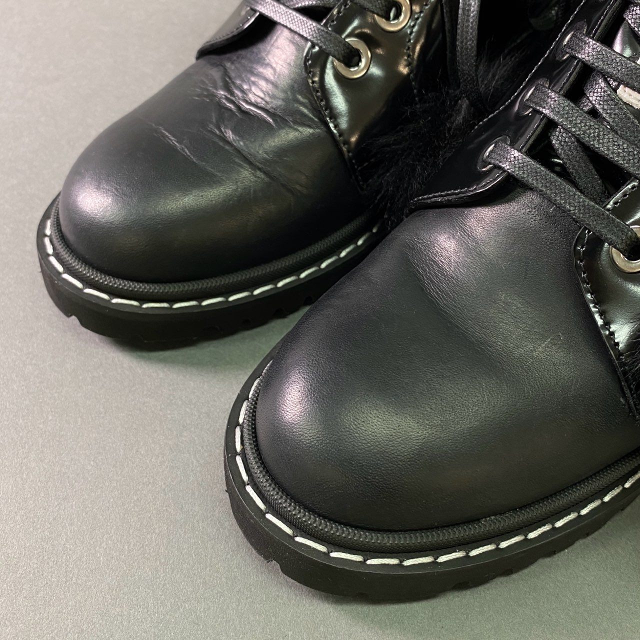 2j25 定価¥246,000 JIMMY CHOO ジミーチュウ Voyager Boots ボヤージャー ブーツ 36 1/2 ブラック レザー ボンボリ ボア ファー シューズ イタリア製