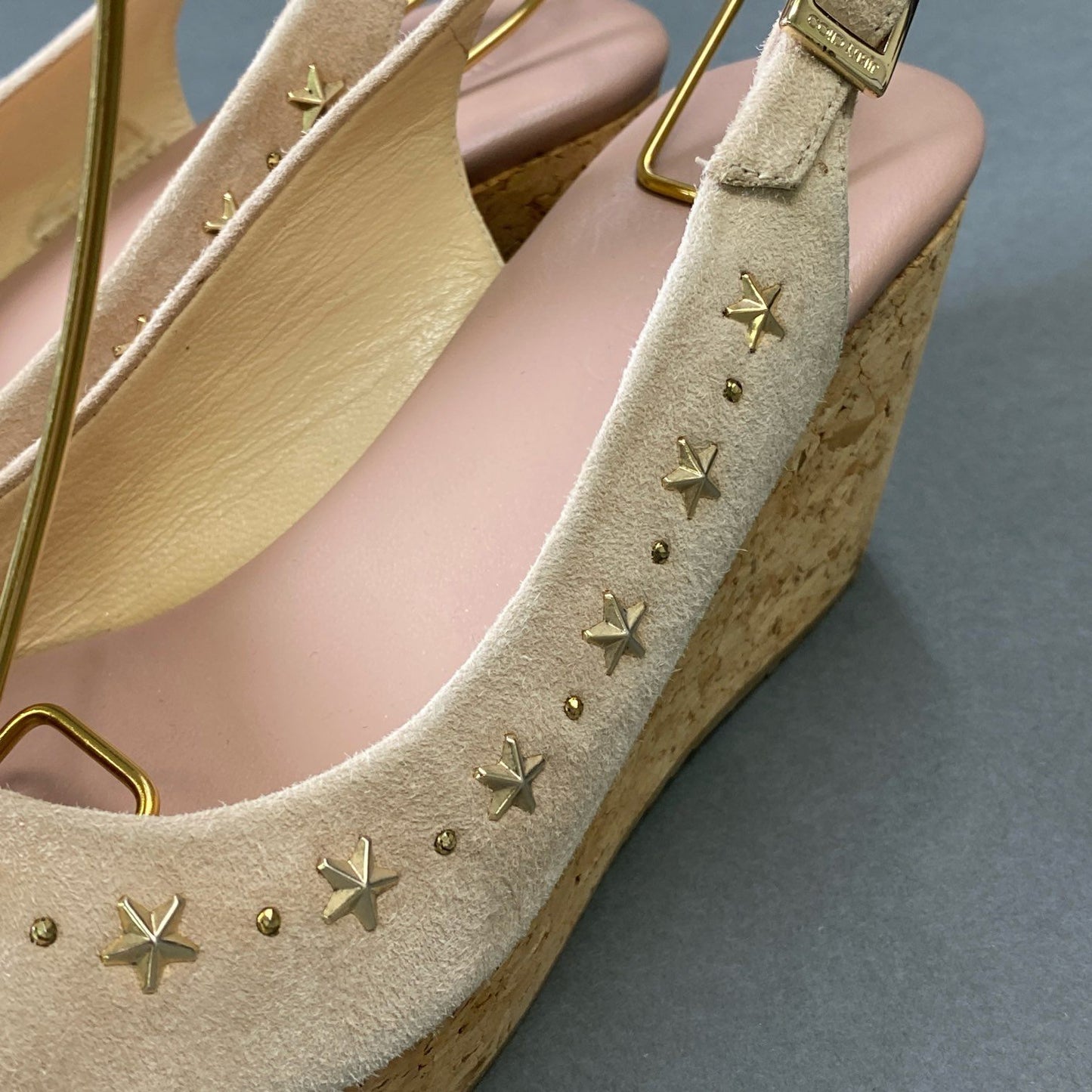 9g9 《美品》 JIMMY CHOO ジミーチュウ ウェッジソール スタースタッズサンダル 37 ベージュ スエードレザー 厚底 シューズ