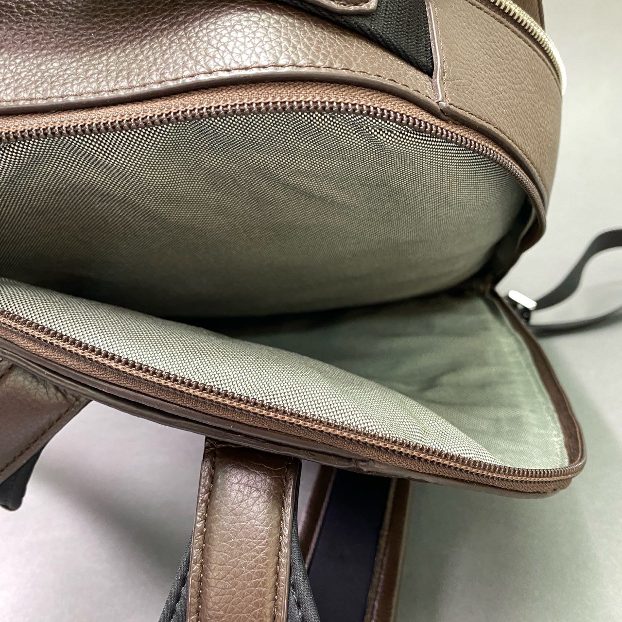 Al19 COLE HAAN コールハーン マシューズバッグパック リュック ブラウン レザー ビジネス 大容量◎ 仕事用