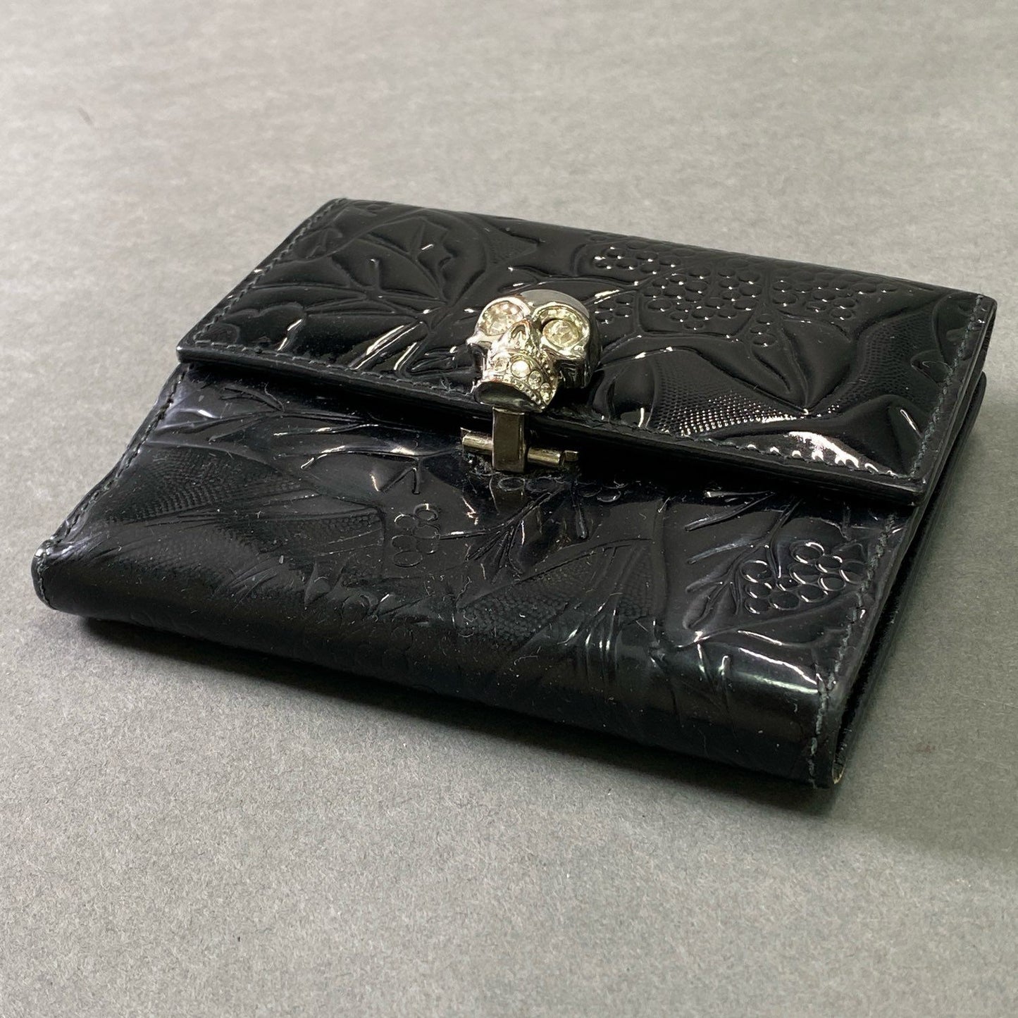 e8 ALEXANDER MCQUEEN アレキサンダー マックイーン エナメル 型押し スカルショートウォレット ブラック パテントレザー カラーストーン 骸骨 財布 イタリア製