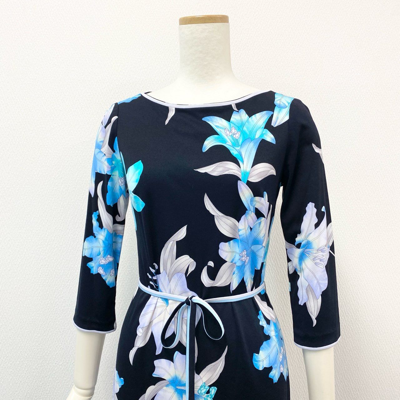 45h26 LEONARD FASHION レオナール カンカン素材 花柄プリント バックジップ 五分袖ワンピース ドレス チュニック ウエストマーク 34 ブルー ブラック レディースo07t