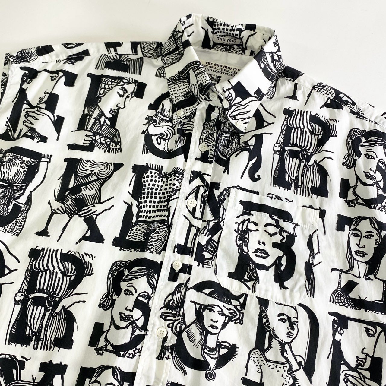 65k4 定価¥110,000 miumiu type ミュウミュウ タイプ 2018年 モノクロ アルファベットシャツ 38 ホワイト ブラック 半袖 イタリア製