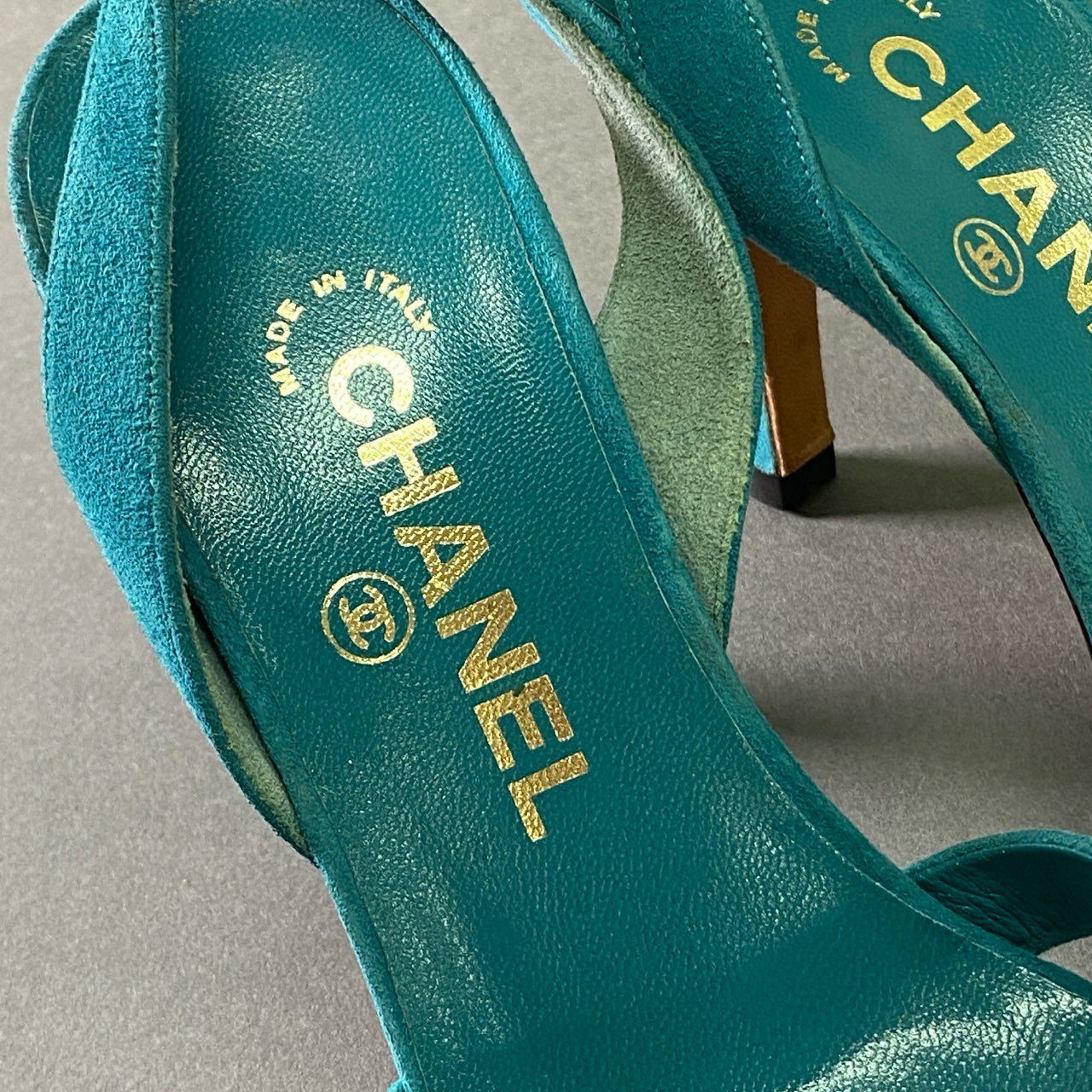 1l18 CHANEL シャネル メタルロゴプレート ヒールサンダル 36 ブルー スエードレザー イタリア製 パンプス シューズ 夏