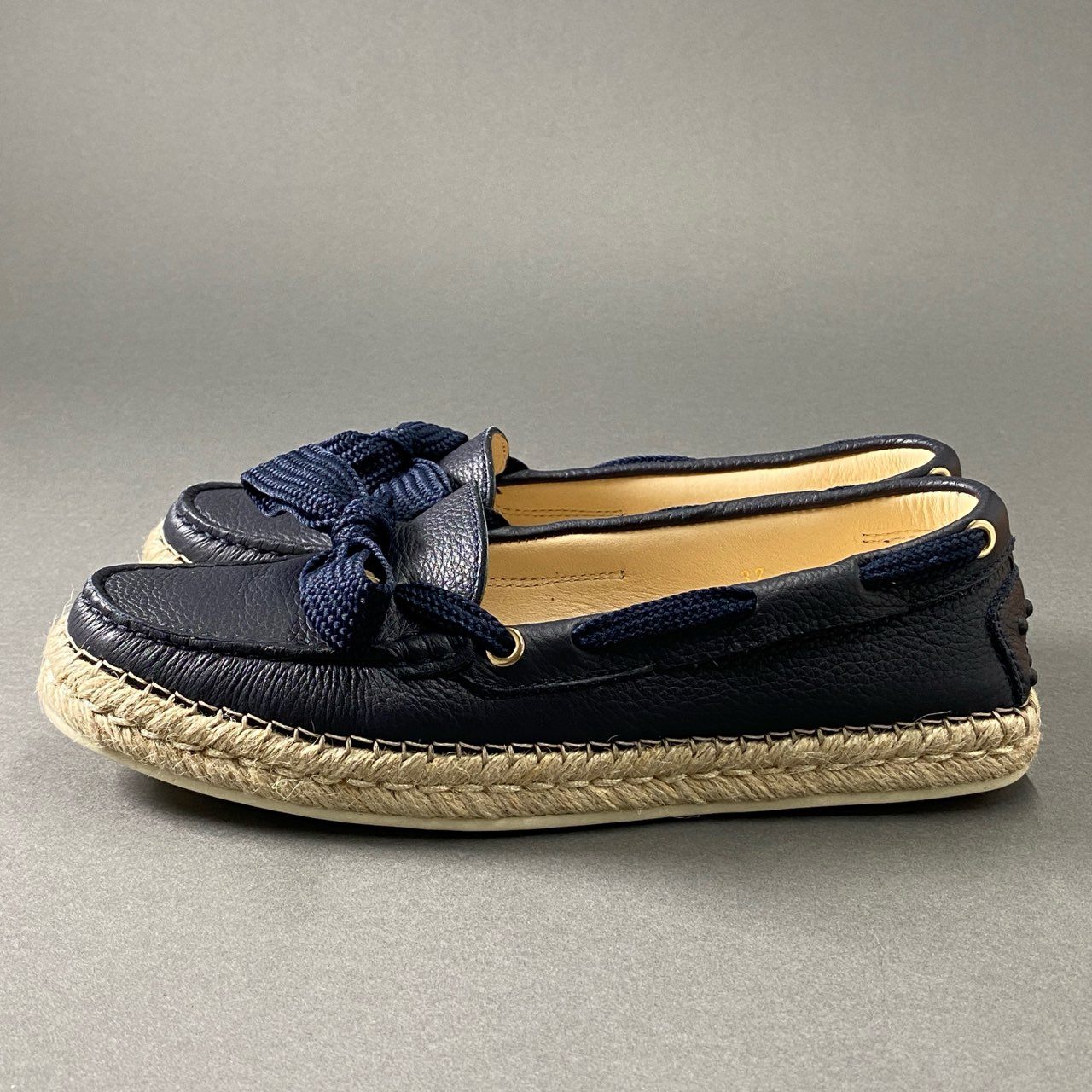 2f24 【美品】 イタリア製 TOD'S トッズ レザーデッキシューズ ドライビングシューズ 37 ネイビー レディース 婦人靴