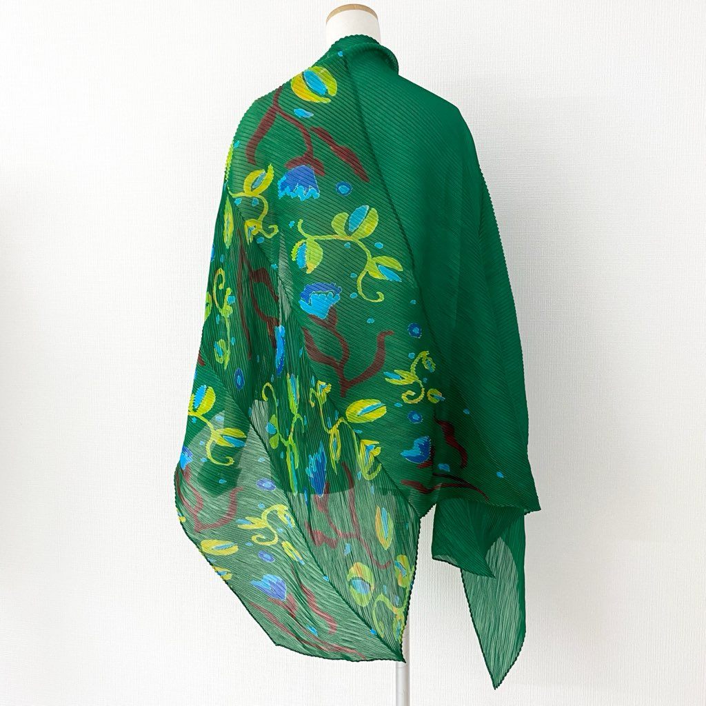 33d10 《美品》 ISSEY MIYAKE me イッセイミヤケ ミー チューリップ柄 プリーツ素材 大判ストール スカーフ グリーン M183-AD761