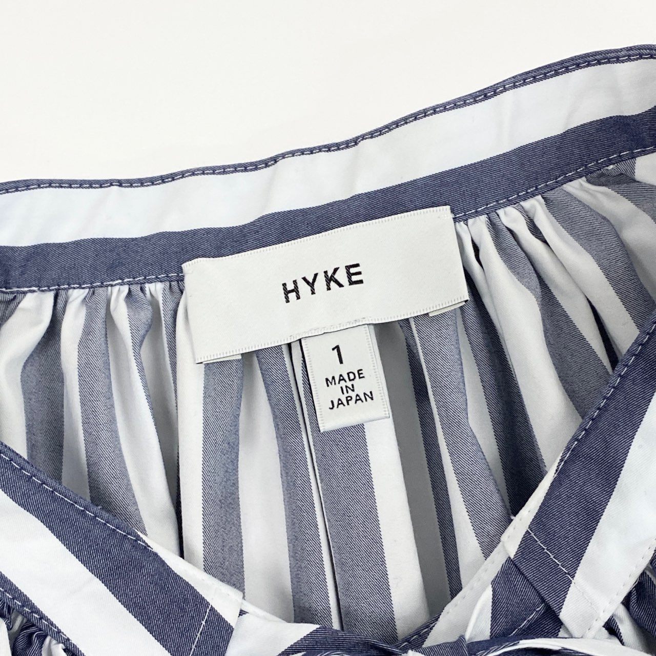 37a16 HYKE ハイク STRIPED GATHERED DRESS ストライプバンドカラーシャツワンピース ドレス 日本製 1157-343-0476 1 ホワイト ブルー コットン