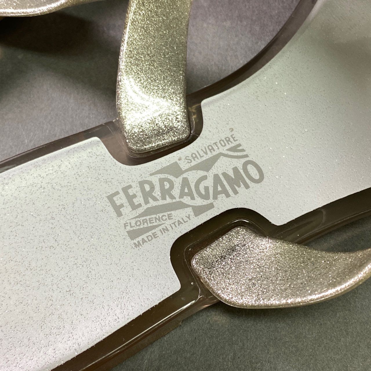 5l20 Salvatore Ferragamo サルヴァトーレ フェラガモ VARA ヴァラリボン ラメ入り トングサンダル 7 シルバー クリア イタリア製 シューズ 夏