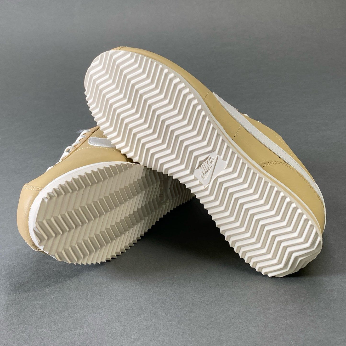 6g9 《未使用品》 NIKE ナイキ CORTEZ コルテッツ DN1791-200 23.5cm ベージュ スニーカー シューズ 箱有