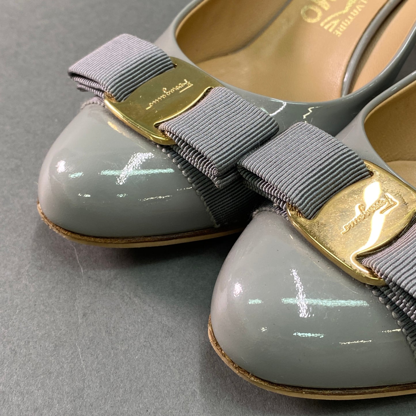 g29《美品》 Salvatore Ferragamo サルヴァトーレ フェラガモ VARA JELLY ヴァラリボンパンプス 6D ライトグレー エナメル シューズ 箱 保存袋有t18r