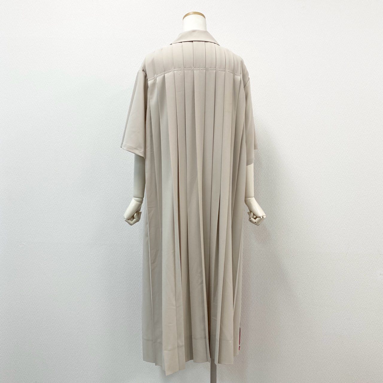14f12-3 《未使用》定価¥33.000 ふりふ プリーツ加工 フラワープリント シャツワンピース F ベージュ ドレス タグ付き