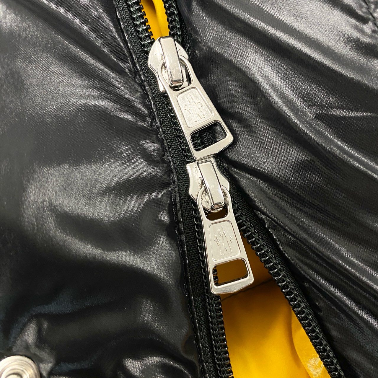 73j28 MONCLER モンクレール ジーニアス DERVAUX ダウンジャケット E20914137505 Size 1 ブラック イエロー アウター DOWN JACKET メンズt18r