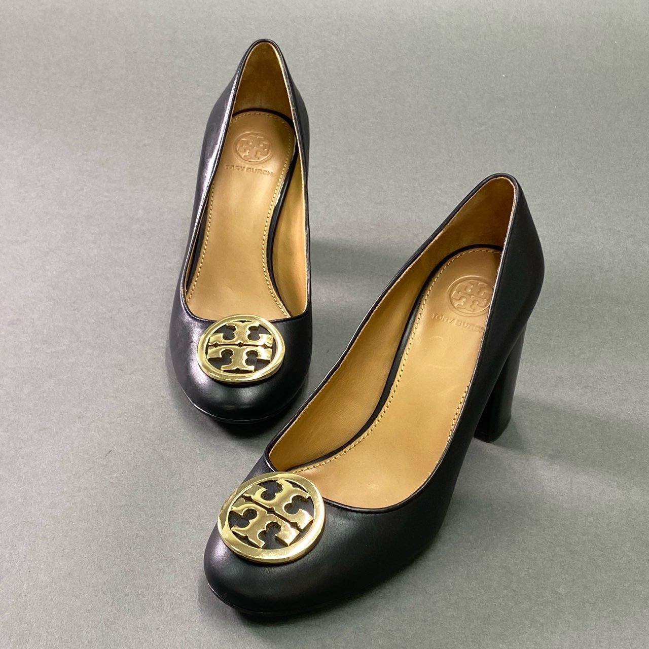 2k9 《美品》 TORY BURCH トリーバーチ Benton レザーパンプス 5.5(約22.5cm) ブラック leather ゴールドロゴ シューズ チャンキーヒール