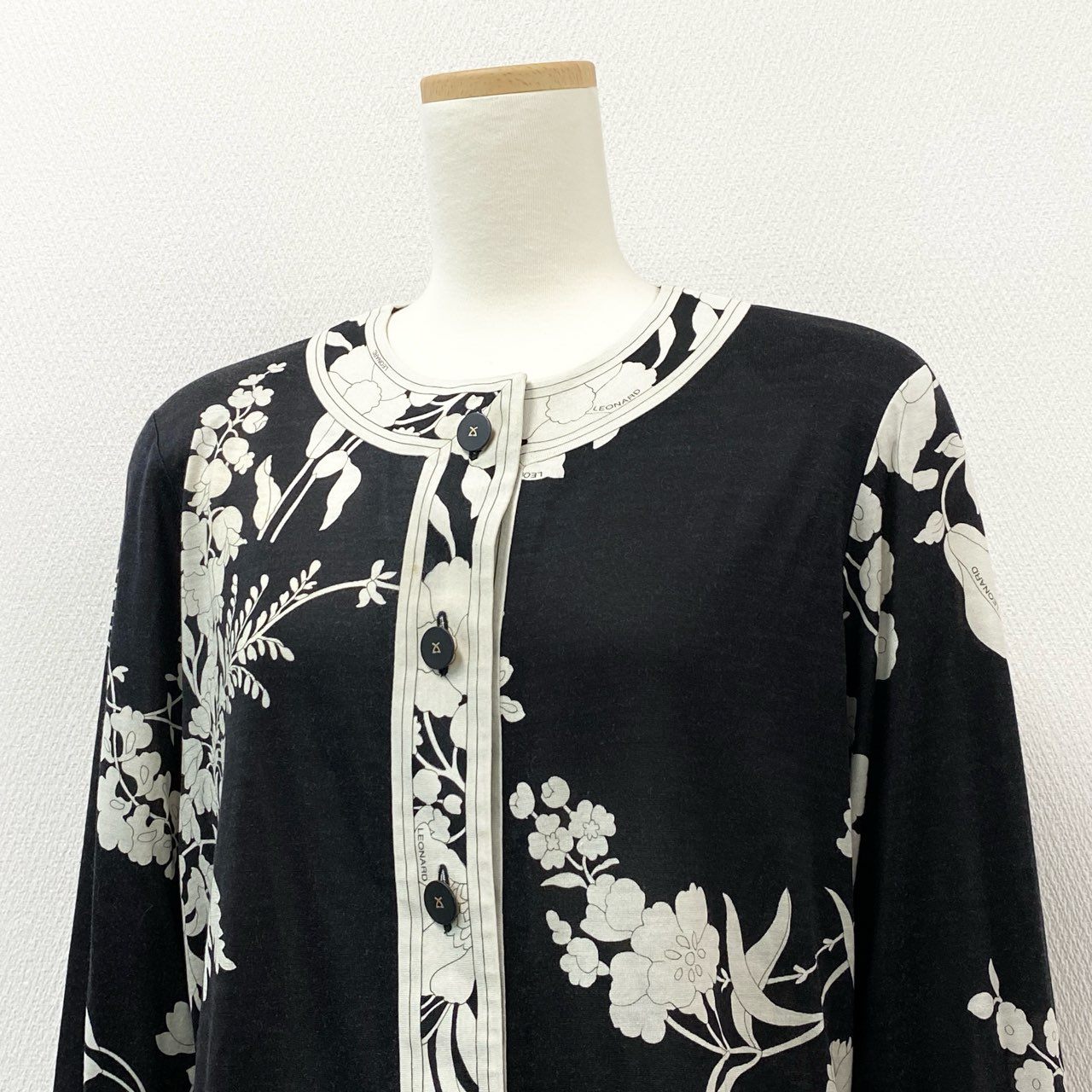 84i10 LEONARD レオナール 長袖ニットカーディガン 花柄カーディガン モノクロ シルク混紡 レディース 女性用 0369145 L ブラック ホワイトu02t