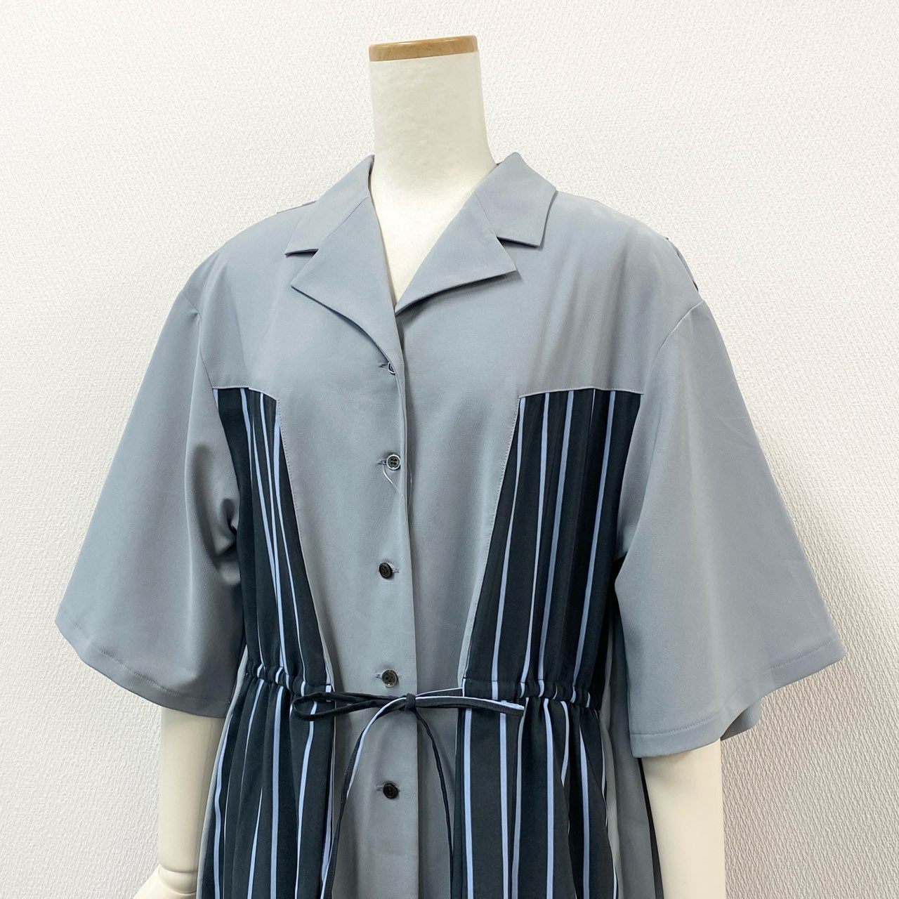 11f12-2 《未使用》定価¥33.000 ふりふ プリーツ加工 フラワープリント シャツワンピース F ブルー ドレス タグ付き