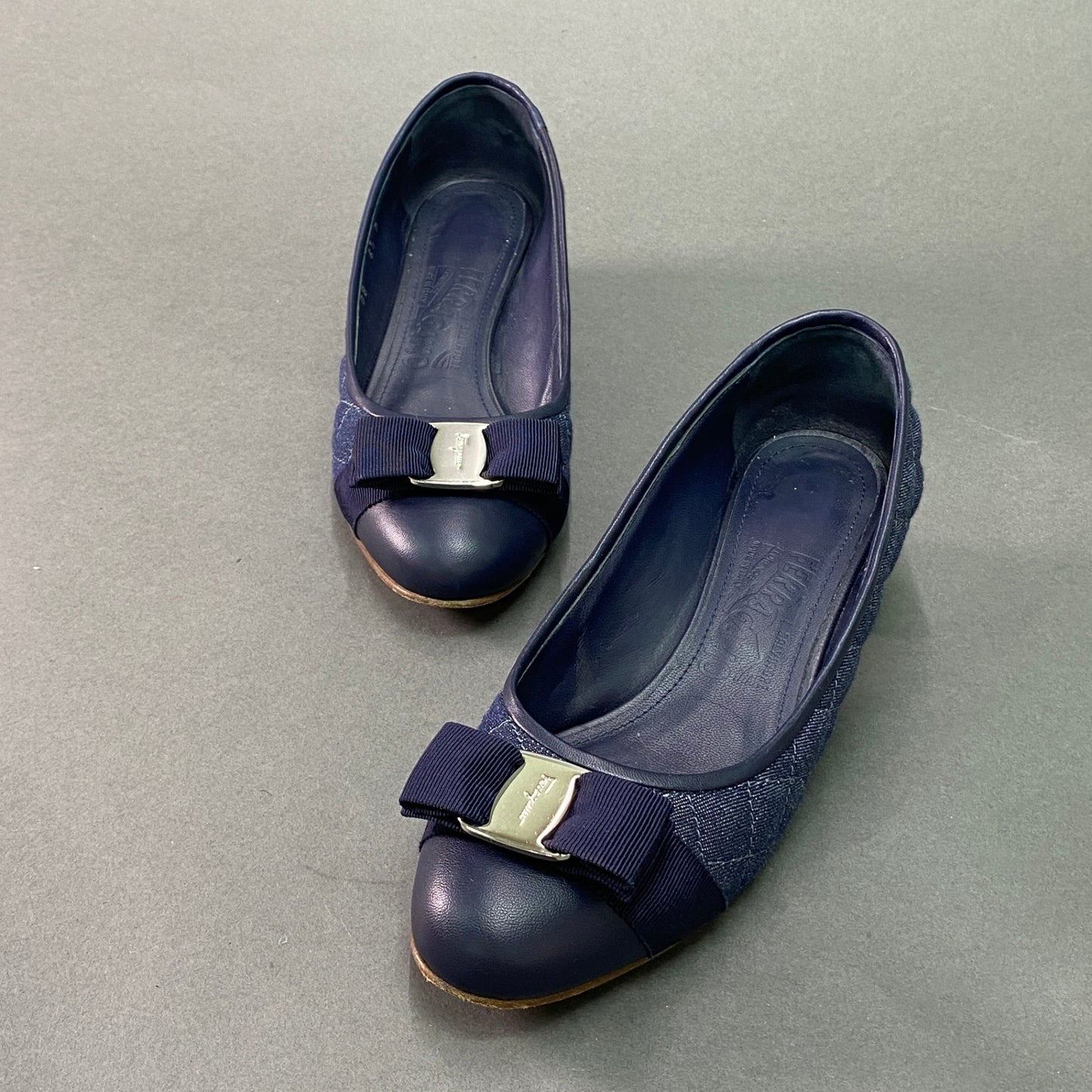 g29《美品》 Salvatore Ferragamo サルヴァトーレ フェラガモ VARA O DEN ヴァラリボン デニムパンプス 6 1/2 ネイビー ブルー シューズ 箱 保存袋有t18r