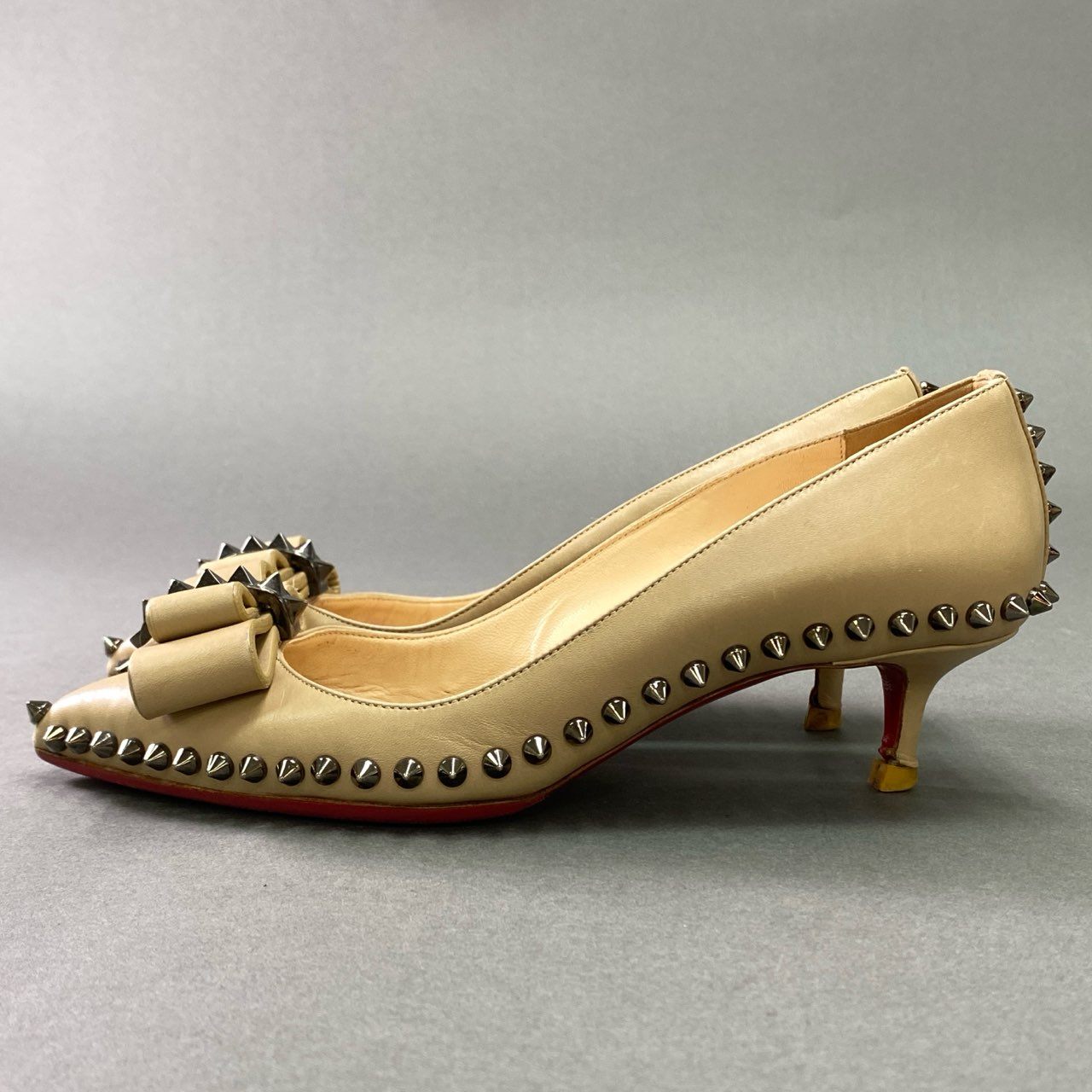 2k11 Christian Louboutin クリスチャン ルブタン ロックスタッズ リボンパンプス 35 1/2 ベージュ レザー シューズ イタリア製