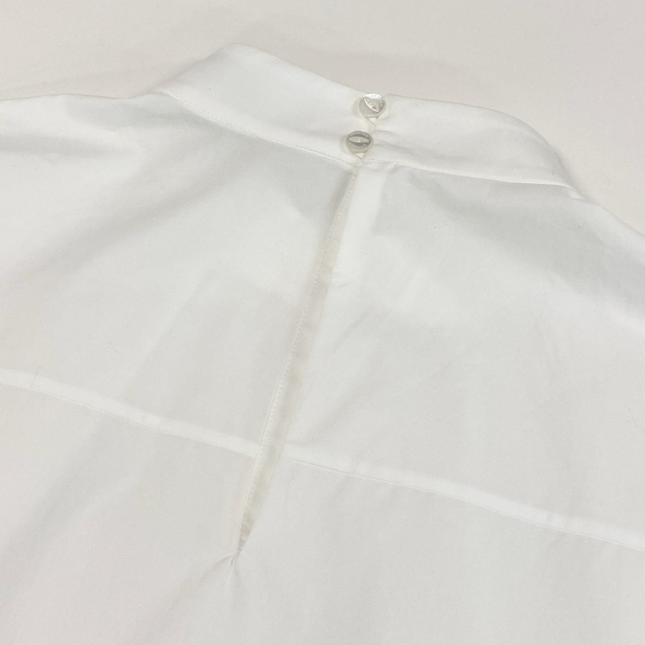 74c14 【美品】 Drawer ドゥロワー 長袖ブラウス 白シャツ チュニックシャツ ノーカラーシャツ 薄手シャツ バックボタン 6521-299-1111 36 ホワイト コットン