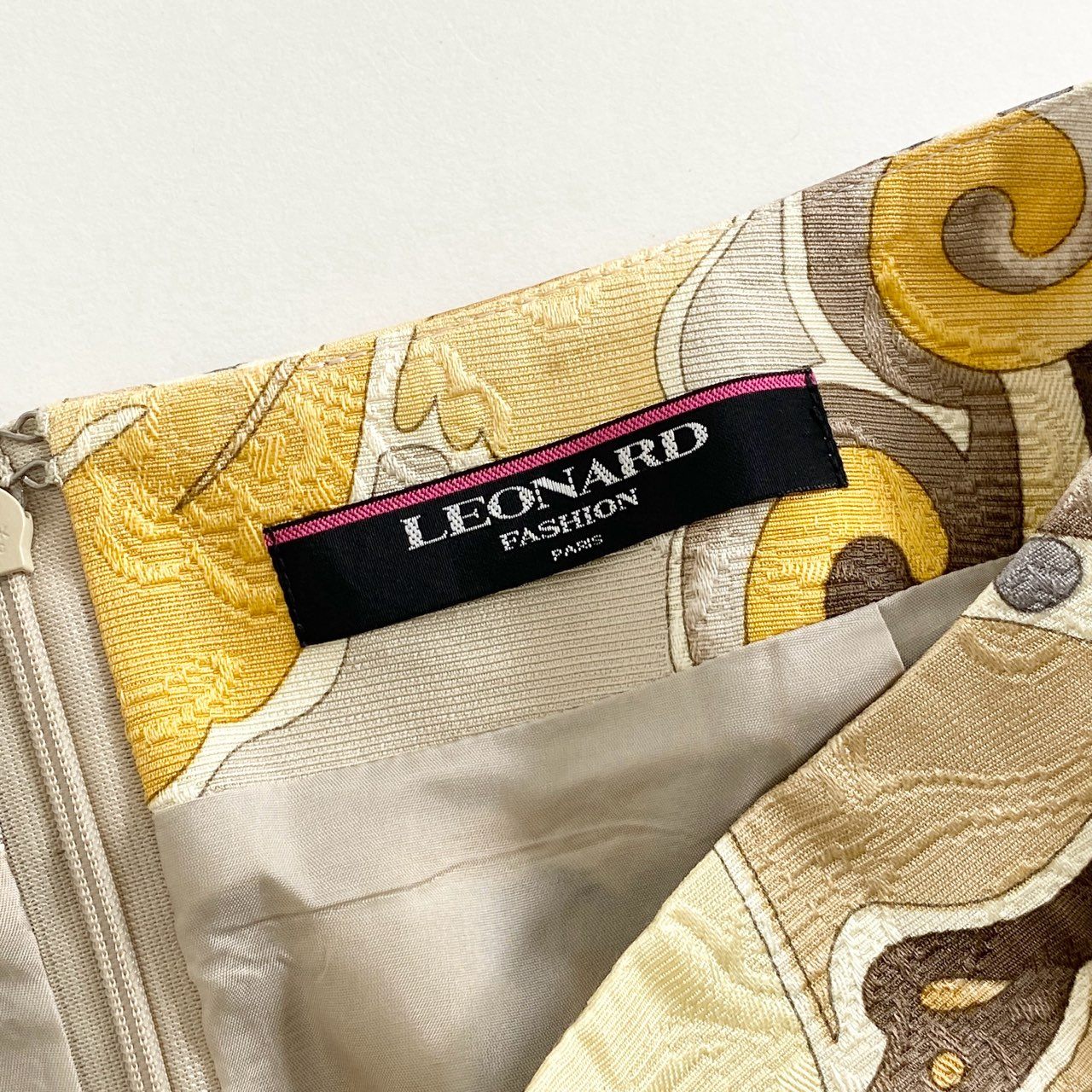 33i23 LEONARD レオナール 日本製 シルクコットン混紡 光沢生地 総柄プリント 膝丈 スカート ボトムス 73-97 ベージュ レディース 女性用 婦人 ミセス