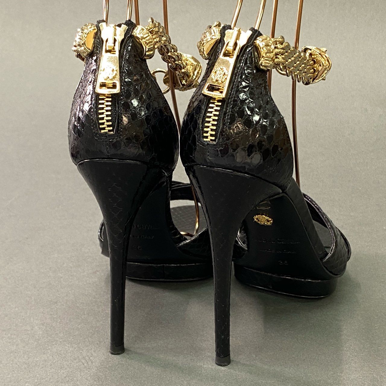 6a6 《美品》 Roberto Cavalli ロベルトカヴァリ パンサーヘッド ゴールドチェーン パイソン ハイヒールサンダル 36 ブラック パンプス イタリア製 シューズ 靴